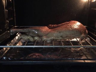 生菜卷烤鸭,把鸭子放在烤网上，烤盘放在最底下，180度烤1小时