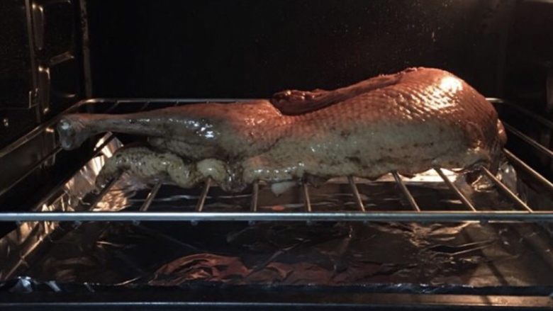 生菜卷烤鸭,把鸭子放在烤网上，烤盘放在最底下，180度烤1小时