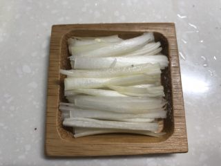 生菜卷烤鸭,把葱也切成丝。