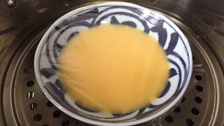 银鱼鸡蛋羹,碗里盖上防高温保鲜膜，或者盖个盘子也可以的，蒸锅里水开了才能放入哦