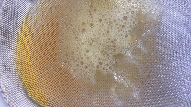 银鱼鸡蛋羹,鸡蛋液过筛，去除鸡蛋的膜筋和搅拌产生的气泡