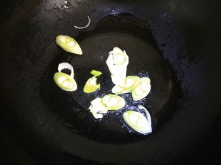 蚝油杏鲍菇,锅中放入适量植物油，爆香葱片