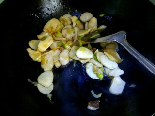 蚝油杏鲍菇,放入适量盐，半勺糖翻炒