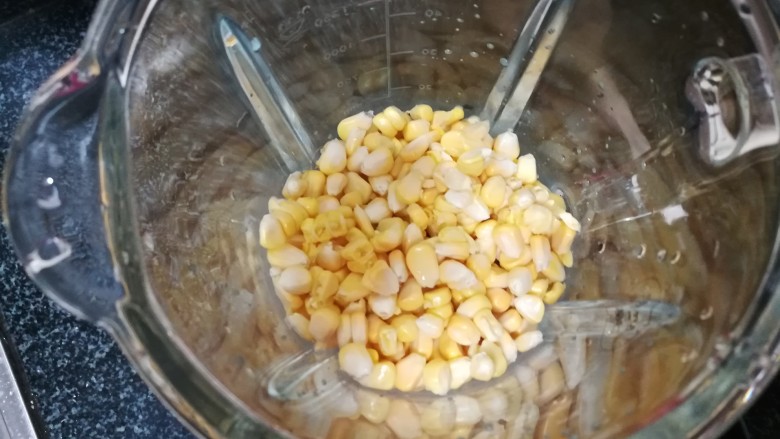 好吃看得见的玉米浓汤,掰好的完整的玉米粒，倒进料理机