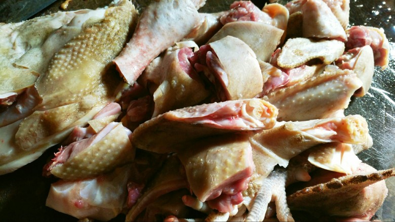 铁锅糊米鸡,鸡肉切成小块。不需要任何处理，切断就行。