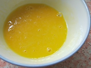 不一样的核桃桃酥,用打猪油的打蛋器把蛋黄打散