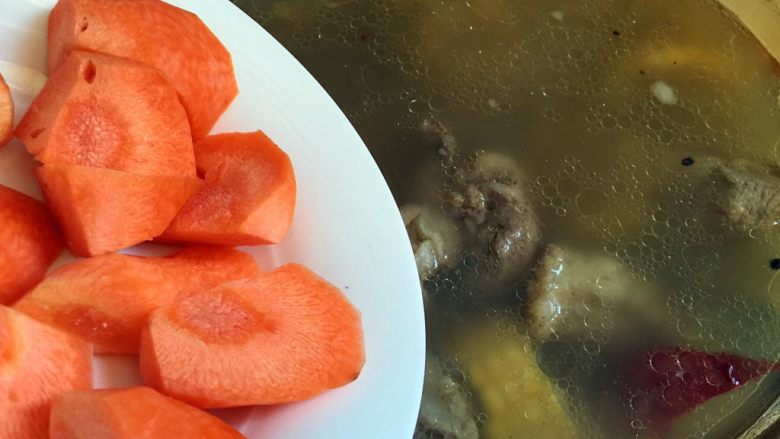 排骨玉米胡萝卜汤,放入胡萝卜块继续小火炖15分钟