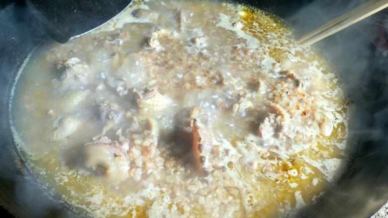 铁锅糊米鸡,炖到糊米软烂就好了，加上适量的盐调味即可。