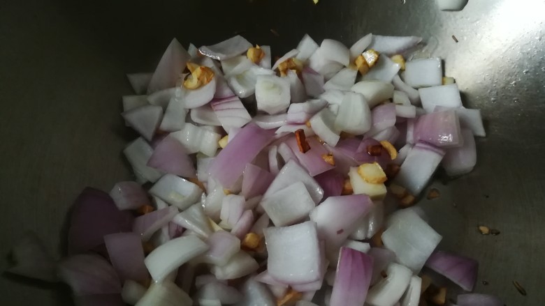 传统意式肉酱面,加入洋葱翻炒。