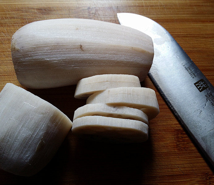 炸香酥藕盒,放至案板上、用刀切成夹刀片：2片/组、2片的底部不要切断