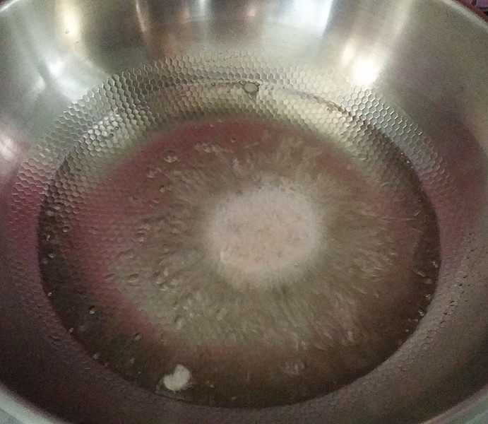 炸香酥藕盒,放入烧至5~6成热的油锅中、不要翻动待面糊定型后轻推动下防粘连、然后再翻面
