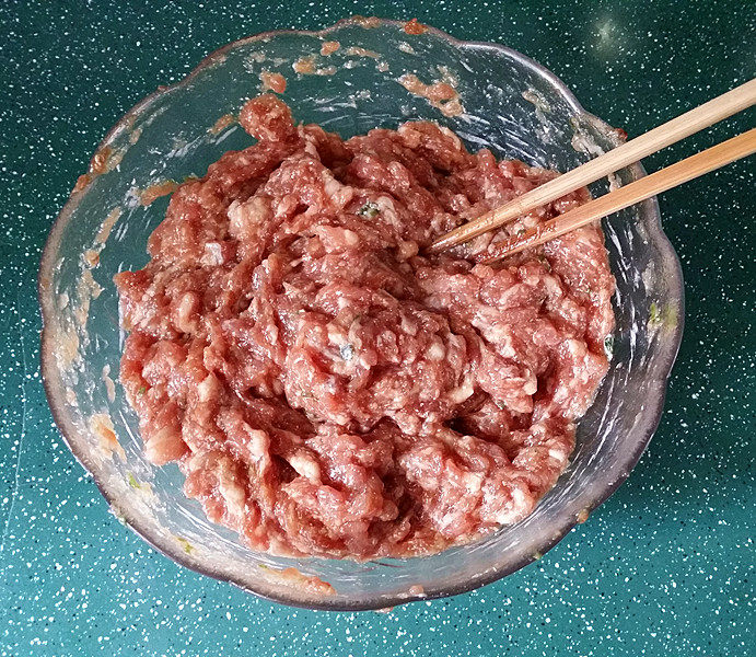 炸香酥藕盒,用筷子随一个方向不停地搅拌起粘上筋备用，中途可适量加些清水、这样打好的肉馅更滑嫩好吃