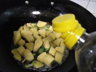 猪脚炖土豆,加入适量的酱油。