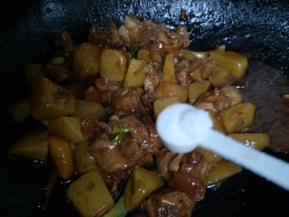 猪脚炖土豆,加入适量的盐。