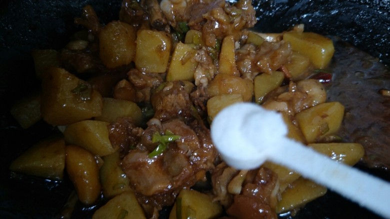猪脚炖土豆,加入适量的盐。