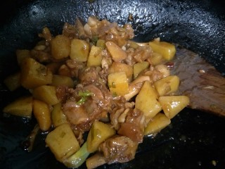 猪脚炖土豆,盖上锅盖炖到收汁翻炒均匀。