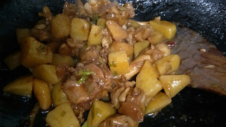 猪脚炖土豆,盖上锅盖炖到收汁翻炒均匀。