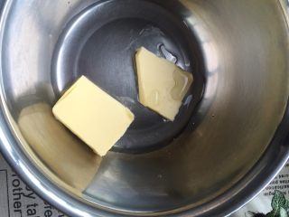 香蕉酥,先做水油皮部分：将40克黄油与40克水及1克盐一起放入盆内
