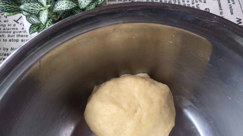 香蕉酥,用手揉匀，无需出膜，揉至表面光滑细腻即可，然后用保鲜膜包好后静置15分钟以上