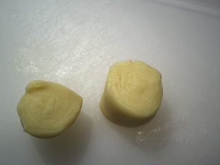 香蕉酥,取一个面卷，从中间对切成两半，切口能看到圈纹，要用锋利点的刀