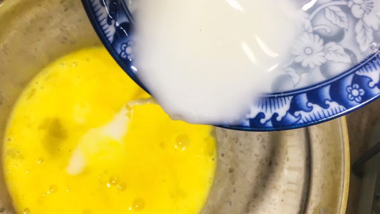 宝宝辅食10M➕：蔬菜奶酪鸡蛋卷,把蛋液打散后将水淀粉倒入并搅拌均匀