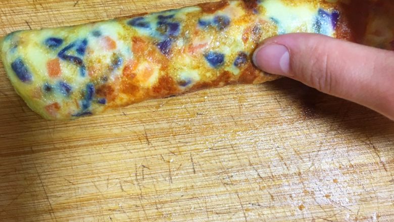 宝宝辅食10M➕：蔬菜奶酪鸡蛋卷,可以卷成卷状 切成块儿状或者条状等，便于宝宝抓握即可