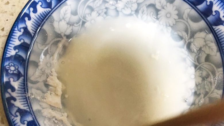 宝宝辅食10M➕：蔬菜奶酪鸡蛋卷,取5g玉米淀粉，加入25g清水，用筷子搅拌成水淀粉备用