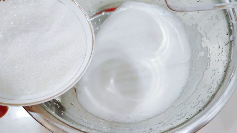 普通面粉版-原味戚风蛋糕卷,打出比较细腻的蛋白霜的时候，剩下的糖，加一半，依旧是不要停打蛋器最好，可以降中速打发了。