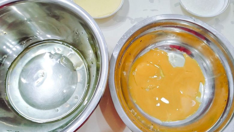 普通面粉版-原味戚风蛋糕卷,蛋清蛋黄分离，装蛋清的盆一定要是干燥无水无油，不然打不发。分蛋器也要注意是干燥的。