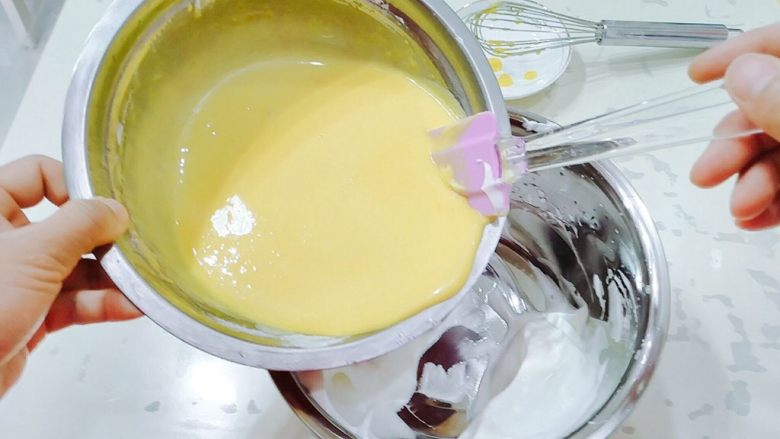 普通面粉版-原味戚风蛋糕卷,将蛋黄全部倒进蛋白霜里，依旧同上，拌到完全融合。