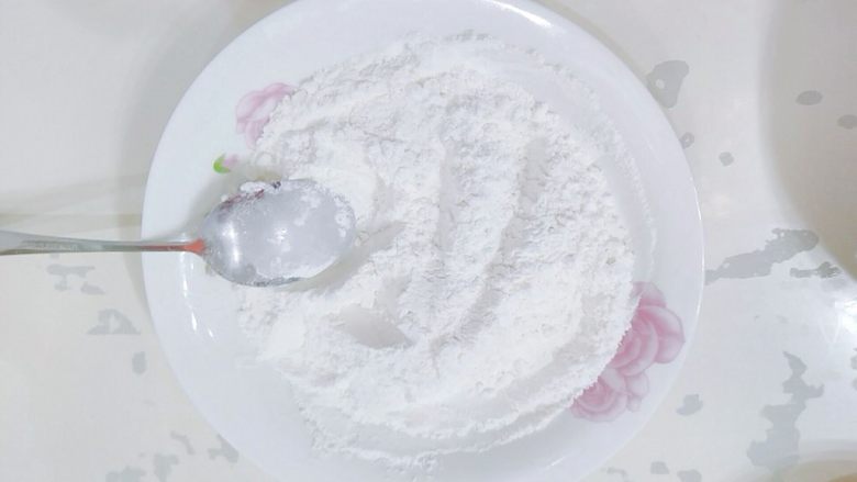普通面粉版-原味戚风蛋糕卷,把普通面粉和玉米淀粉合到一起，拌匀。