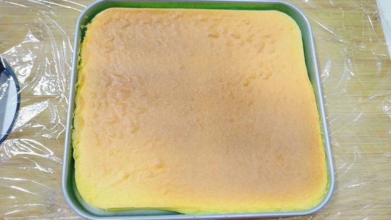 普通面粉版-原味戚风蛋糕卷,入烤箱中层，160°烤30分钟左右，表面呈咖啡色，取出倒扣在架子上脱盘，待冷却。