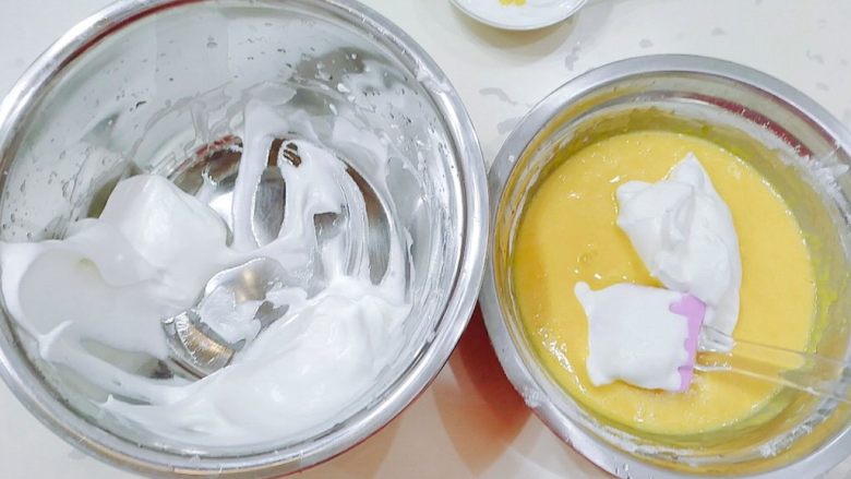 普通面粉版-原味戚风蛋糕卷,取三分之一的蛋白霜到蛋黄里，上下翻拌地搅动，或者Z字型搅拌，直到完全融合，不能画圈式的搅拌。