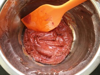 红丝绒蛋糕卷,翻拌均匀。