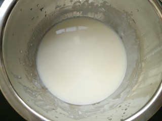 红丝绒蛋糕卷,牛奶和玉米油混合，搅打至乳化。