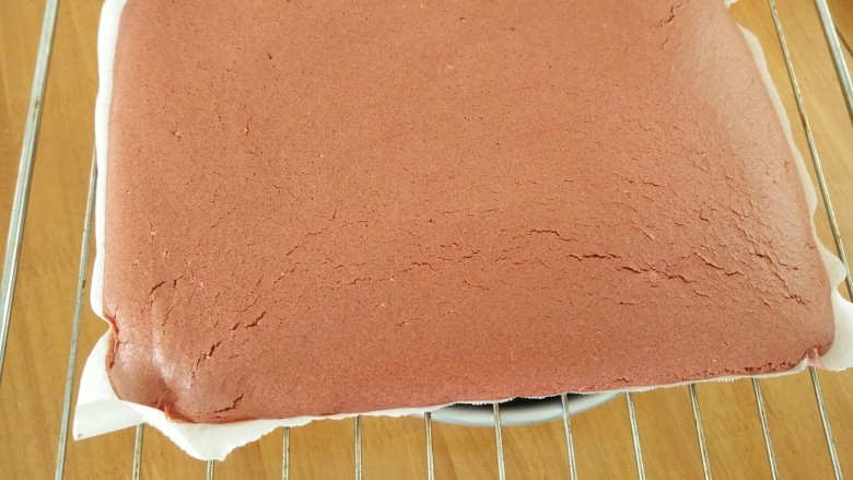 红丝绒蛋糕卷,放到预热好的烤箱上管160度，下管140度，烤25分钟。出炉撕去油纸，然后在表面盖上一张油纸以防帮忙变干。