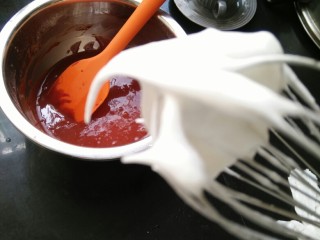 红丝绒蛋糕卷,一直打到湿性泡发，提起打蛋器有大弯钩。