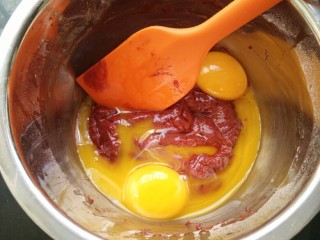 红丝绒蛋糕卷,加入蛋黄。
