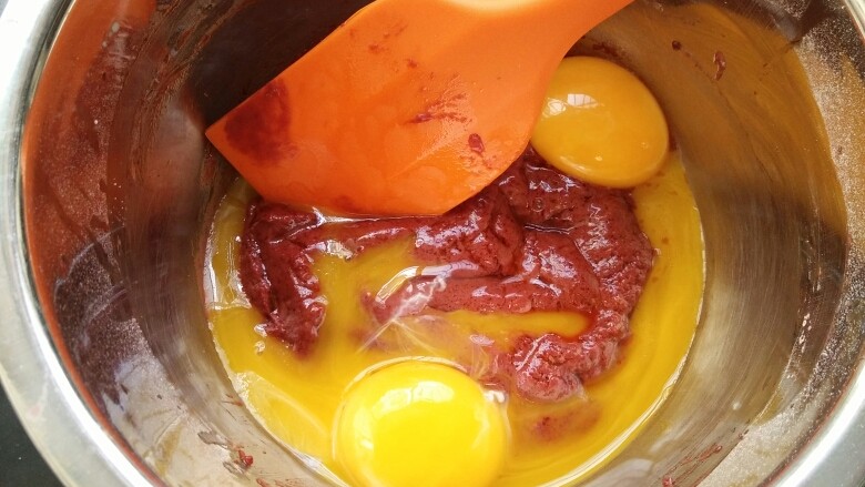 红丝绒蛋糕卷,加入蛋黄。