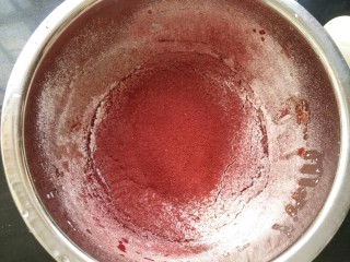 红丝绒蛋糕卷,筛入低筋面粉和红曲粉。