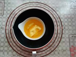 炫彩柠檬玛德琳,用小奶锅隔热融化黄油备用