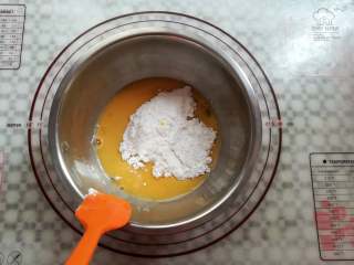 炫彩柠檬玛德琳,蛋液里加入糖粉，慢慢的混合均匀