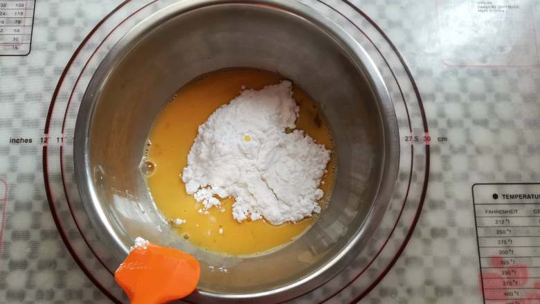 炫彩柠檬玛德琳,蛋液里加入糖粉，慢慢的混合均匀