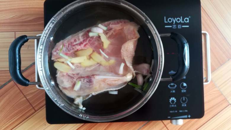 香醋手撕鸡,把鸡肉放入锅里加入没过鸡肉的水