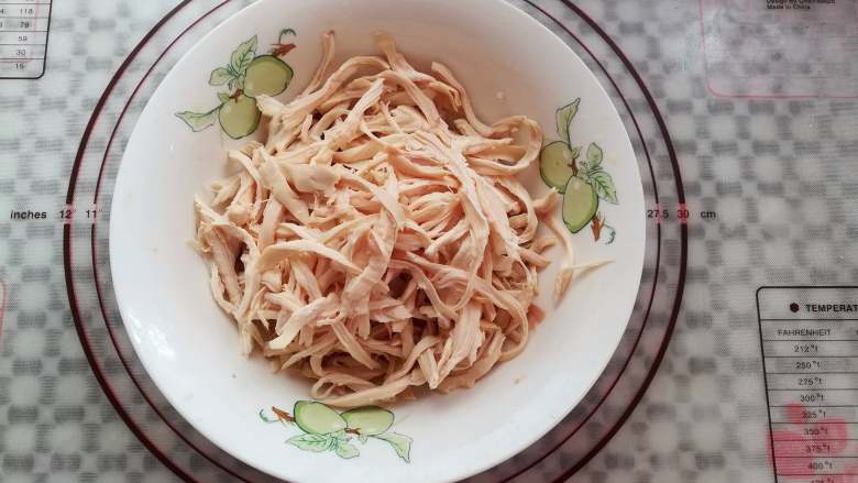 香醋手撕鸡,鸡肉撕成小条