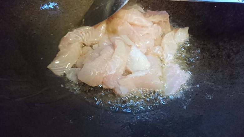 无骨简易香辣鱼片,中火加入腌制好的鱼片