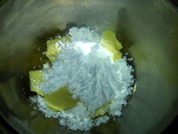 #花样吐司#酸奶菠萝吐司,将软化的黄油和糖粉一起倒入碗中，搅拌均匀