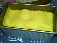 #花样吐司#酸奶菠萝吐司,将菠萝皮盖在表面，刷蛋液