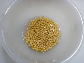 补钙豆浆—儿童食谱,将黄豆洗净。