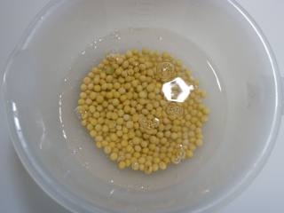 补钙豆浆—儿童食谱,把黄豆泡入凉水中，浸泡10～12个小时。
	